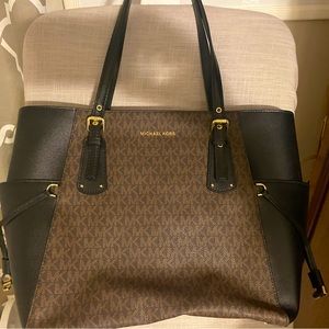 Michael kors voyager medium tote black with brown logo